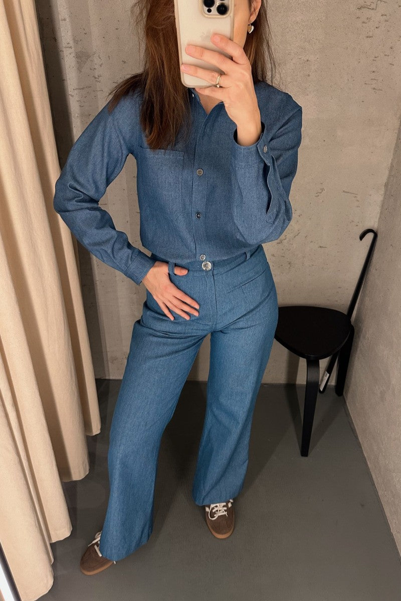 Jeansowe spodnie z naszytymi kieszeniami granatowe