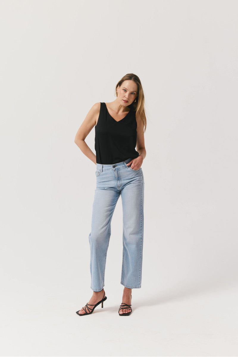 Jeansy o klasycznym kroju z bawełny organicznej jasny błękit