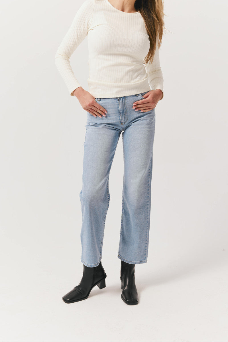 Jeansy o klasycznym kroju z bawełny organicznej jasny błękit