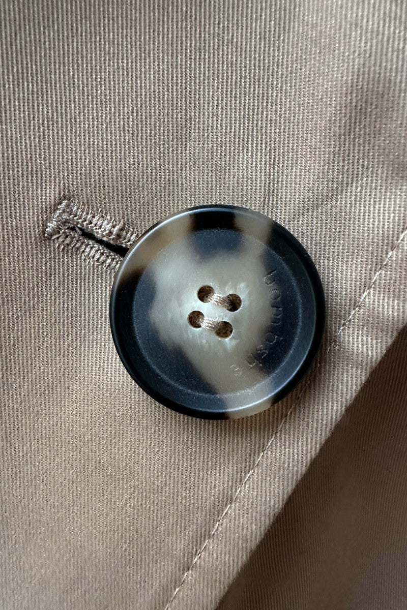 Klasyczny bawełniany trencz karmelowy beż