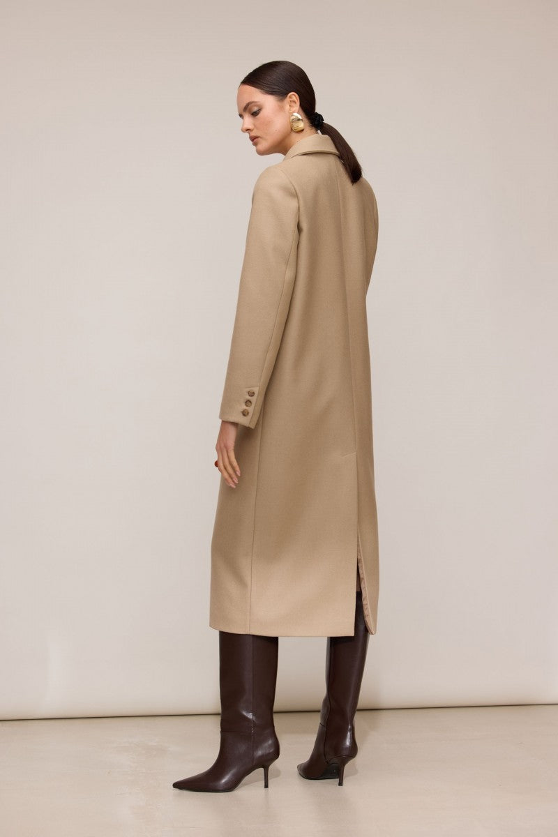 Klasyczny dwurzędowy płaszcz z wełny merino beżowy