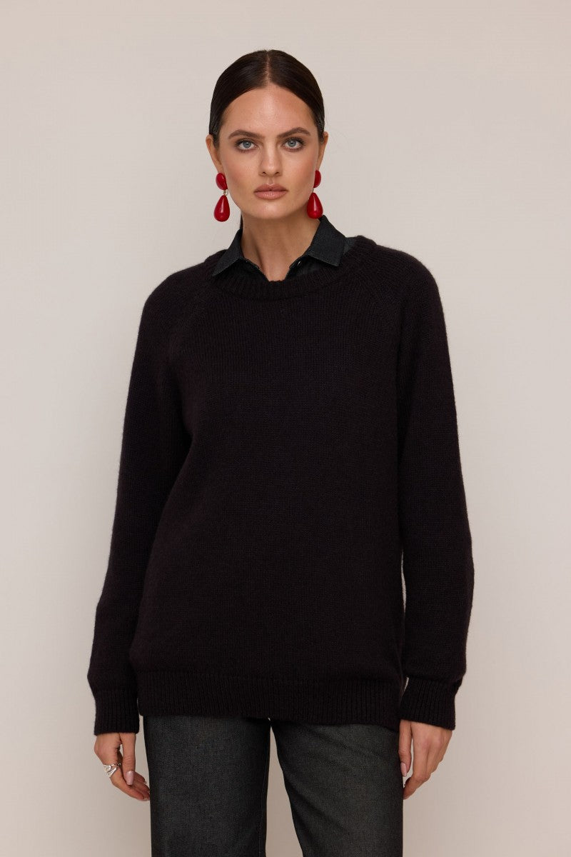 Klasyczny wełniany sweter z alpaki gorzka czekolada