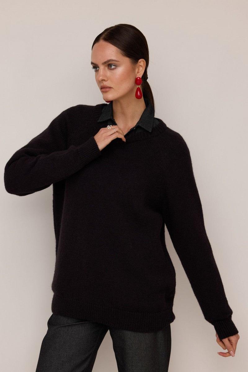 Klasyczny wełniany sweter z alpaki gorzka czekolada