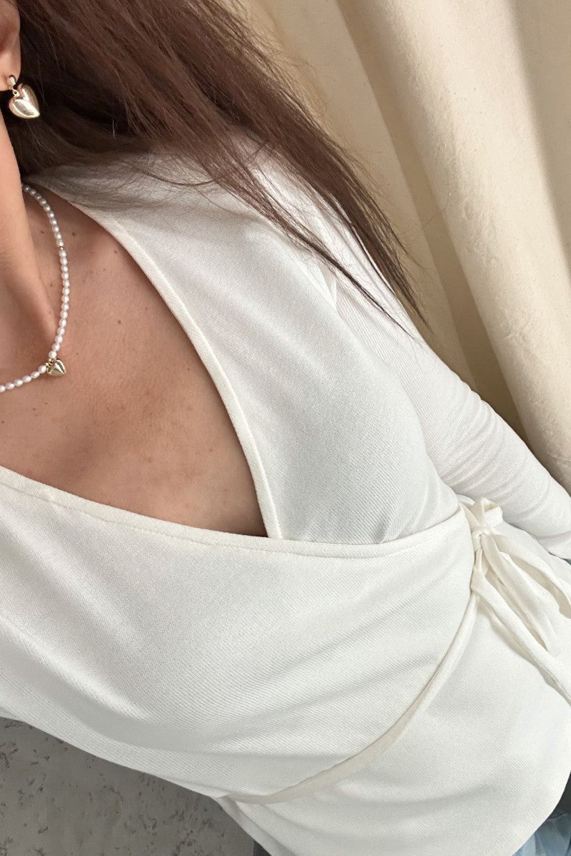 Kopertowy sweter śmietankowy