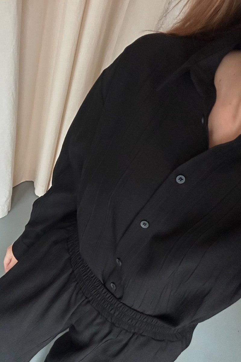 Koszula z kreszowanej wiskozy czarna