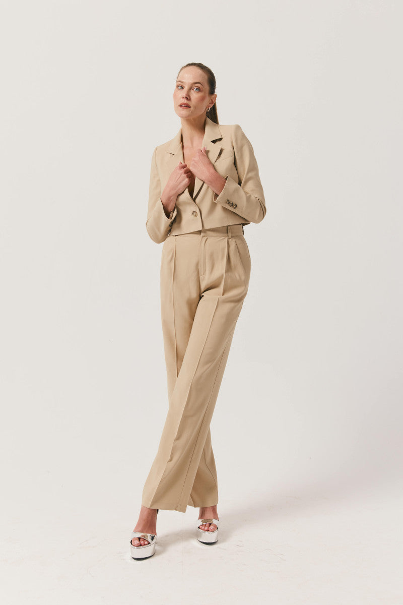 Krótka marynarka beżowa