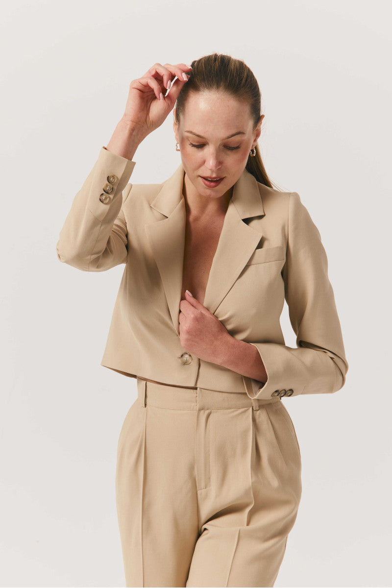 Krótka marynarka beżowa