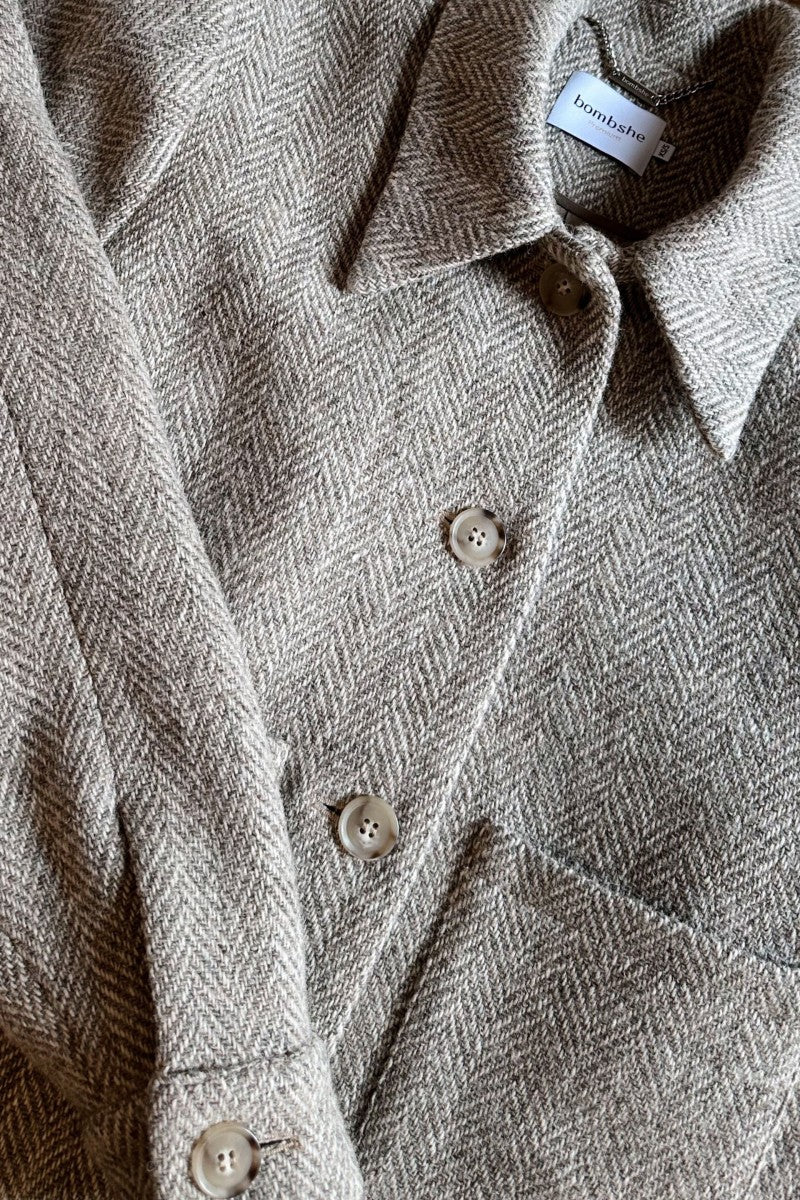 Krótka pudełkowa kurtka z wełny w jodełkę taupe