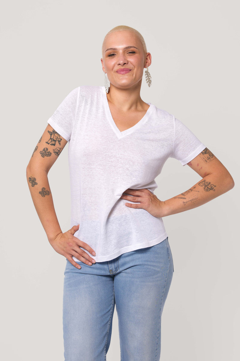 Lniany t-shirt z dekoltem v biały
