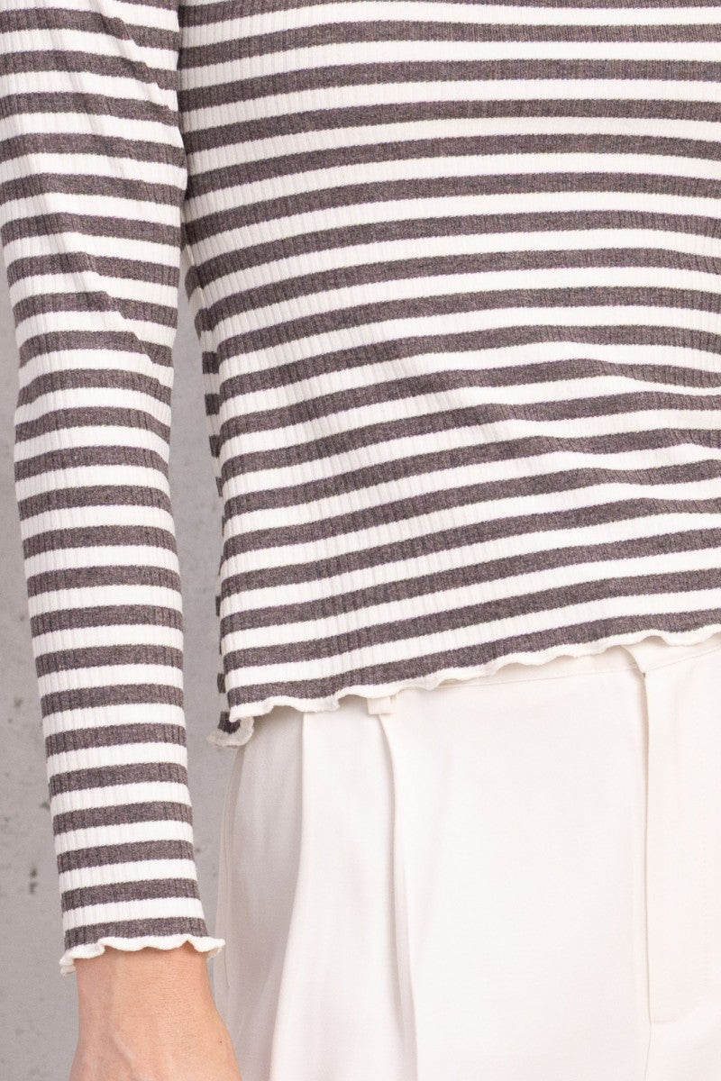 Longsleeve with a striped structure in white and beige