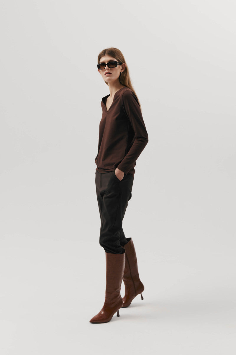 Longsleeve z dekoltem typu v czarny