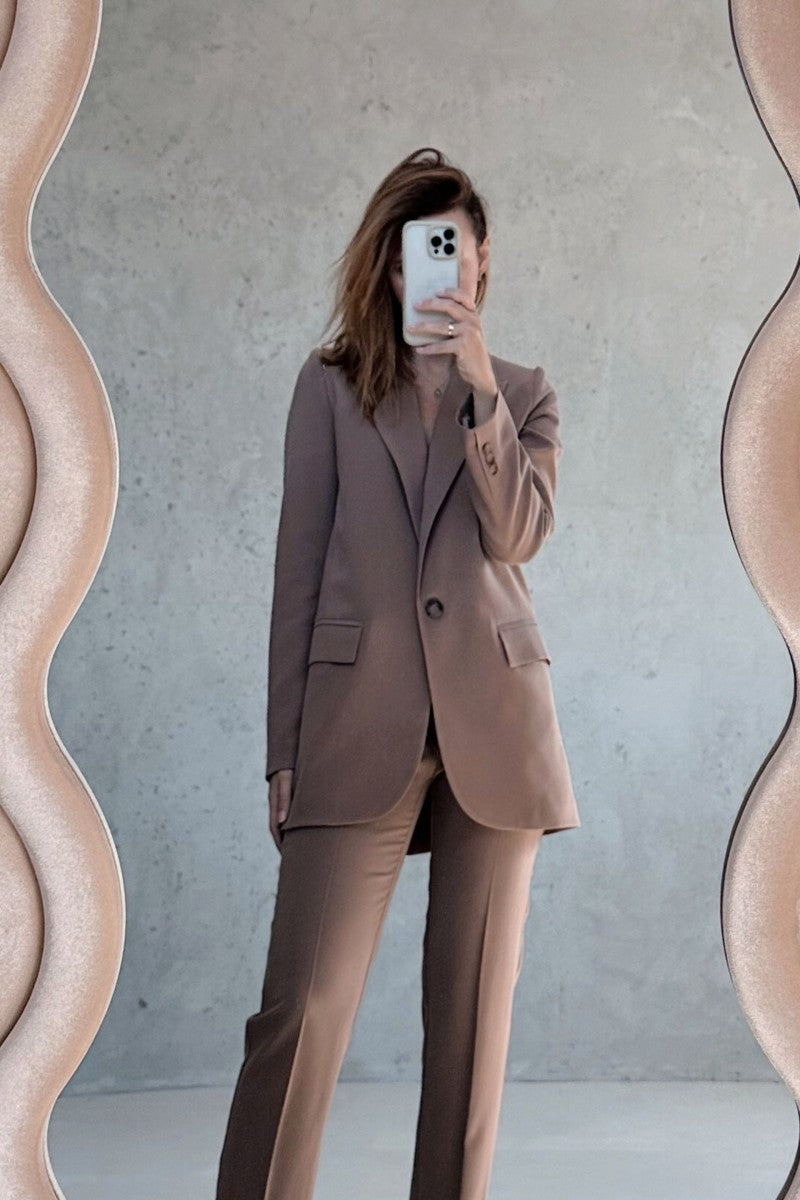 Loose, one-button brown jacket