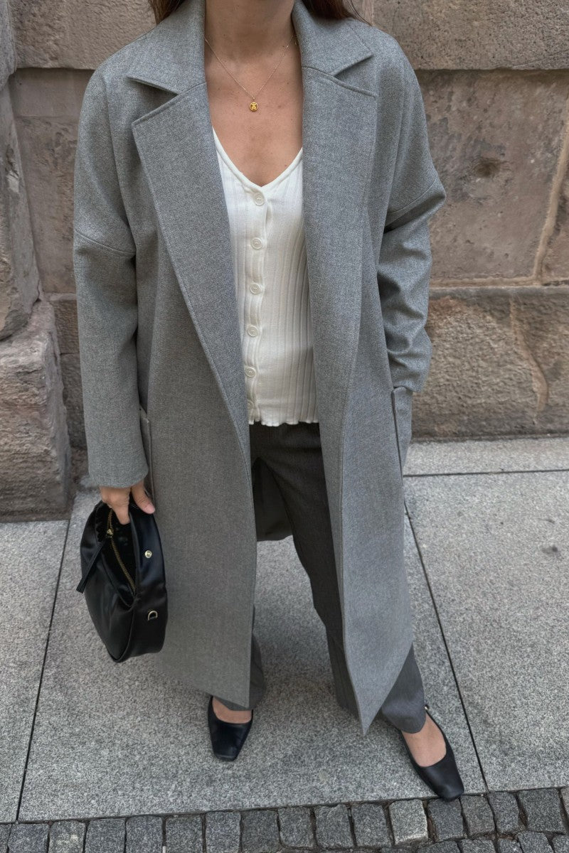 Płaszcz o kroju szlafrokowym z przeszyciami szary