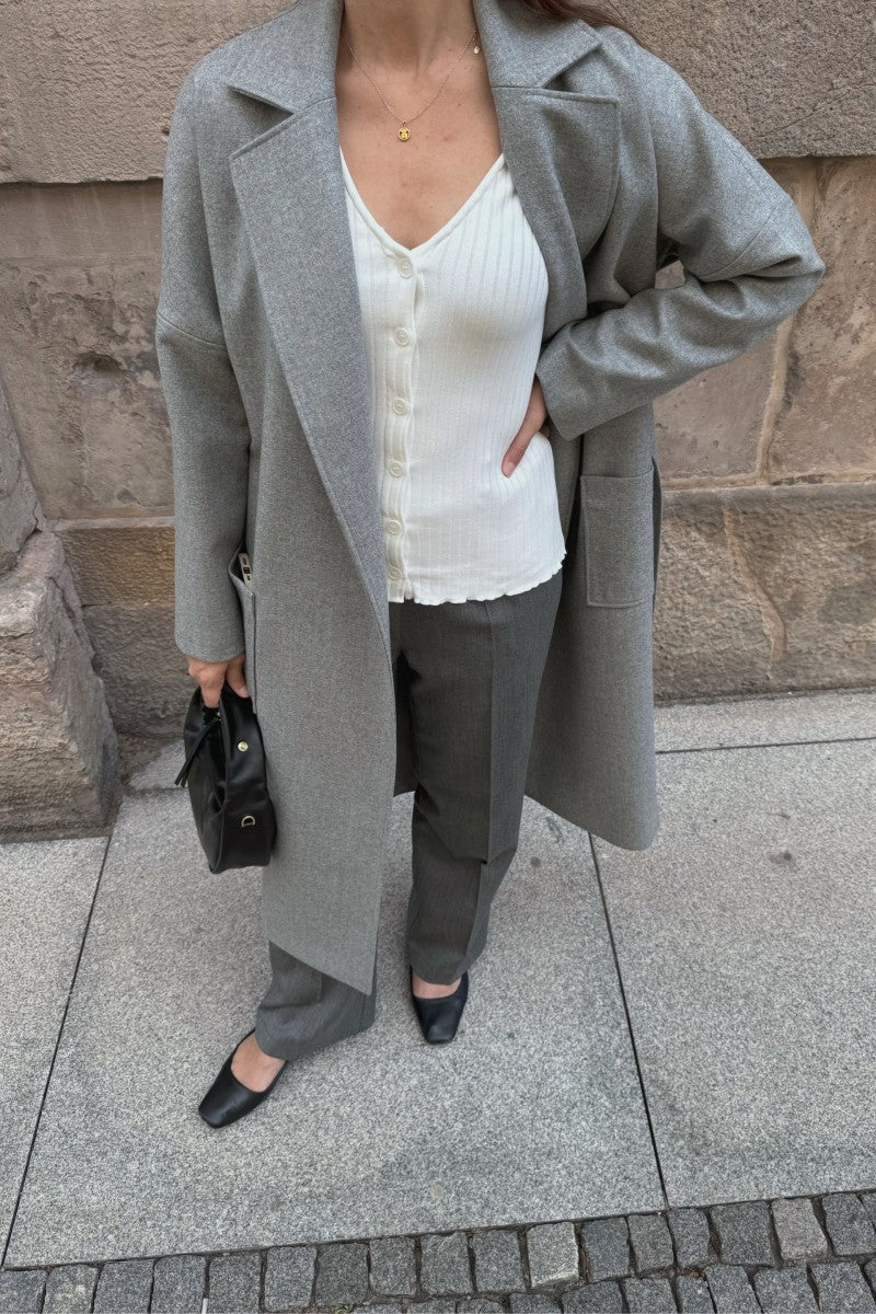 Płaszcz o kroju szlafrokowym z przeszyciami szary