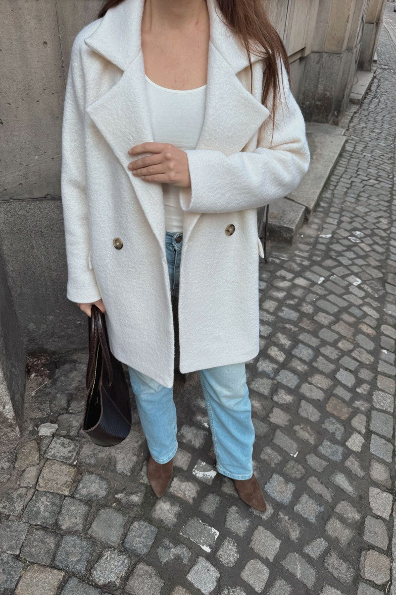 Płaszcz z wełny merino boucle śmietankowa