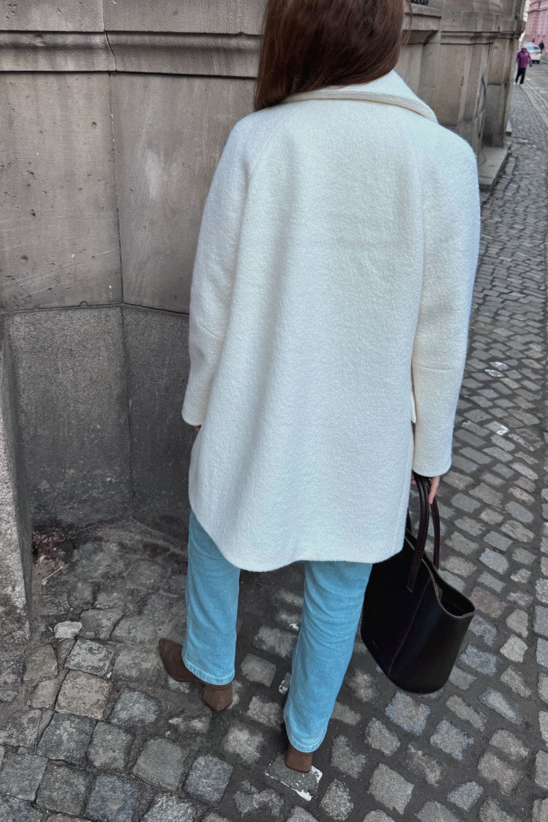 Płaszcz z wełny merino boucle śmietankowa