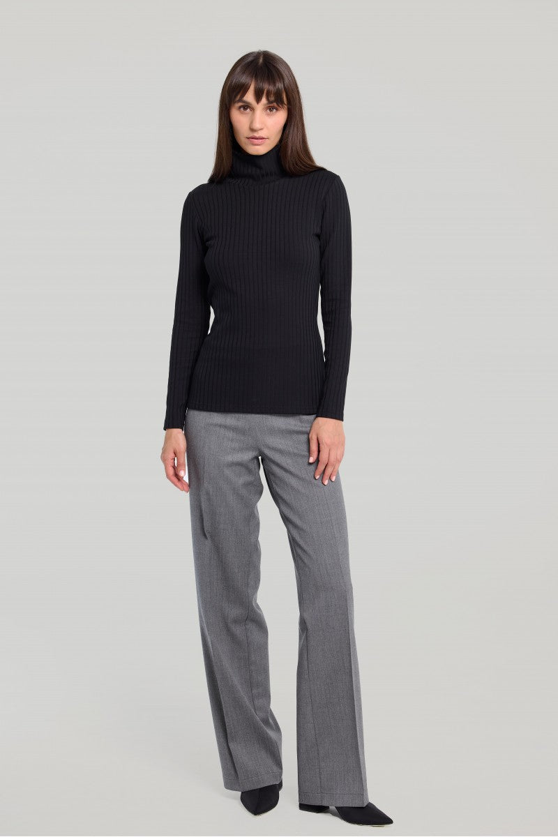 Czarny prążkowany golf z dzianiny