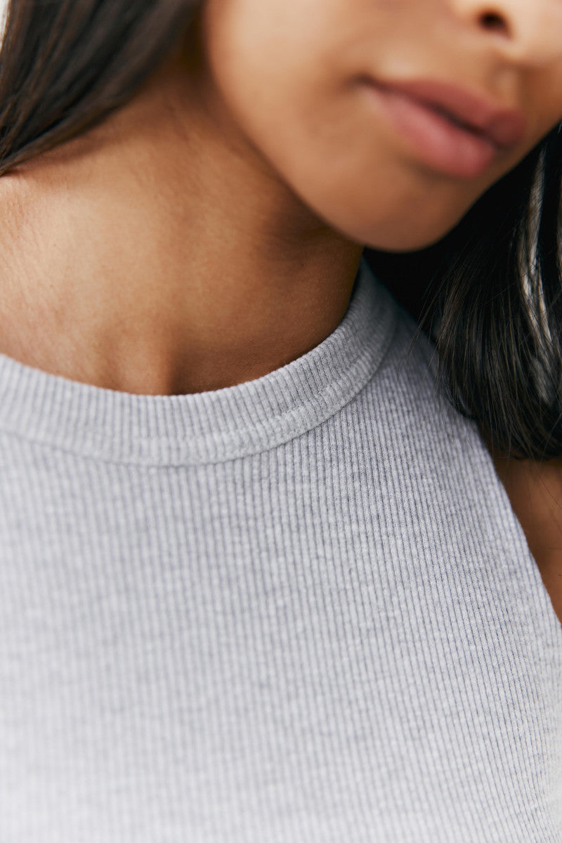 Prążkowany top z dekoltem halter melanż szary