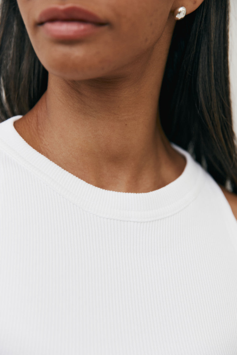 Prążkowany top z dekoltem halter śmietankowa