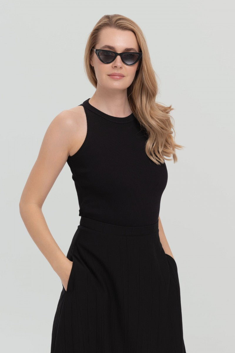 Prążkowany top z dekoltem halter czarny