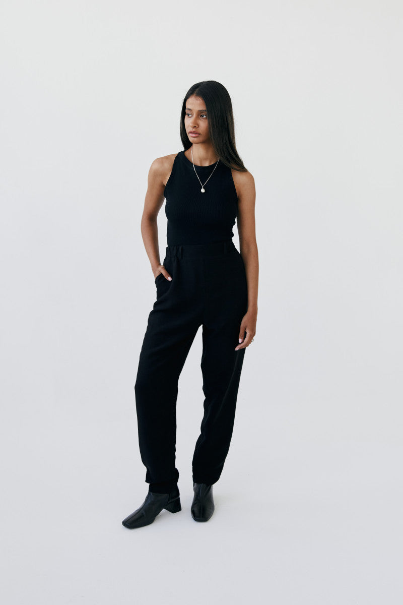 Prążkowany top z dekoltem halter czarny