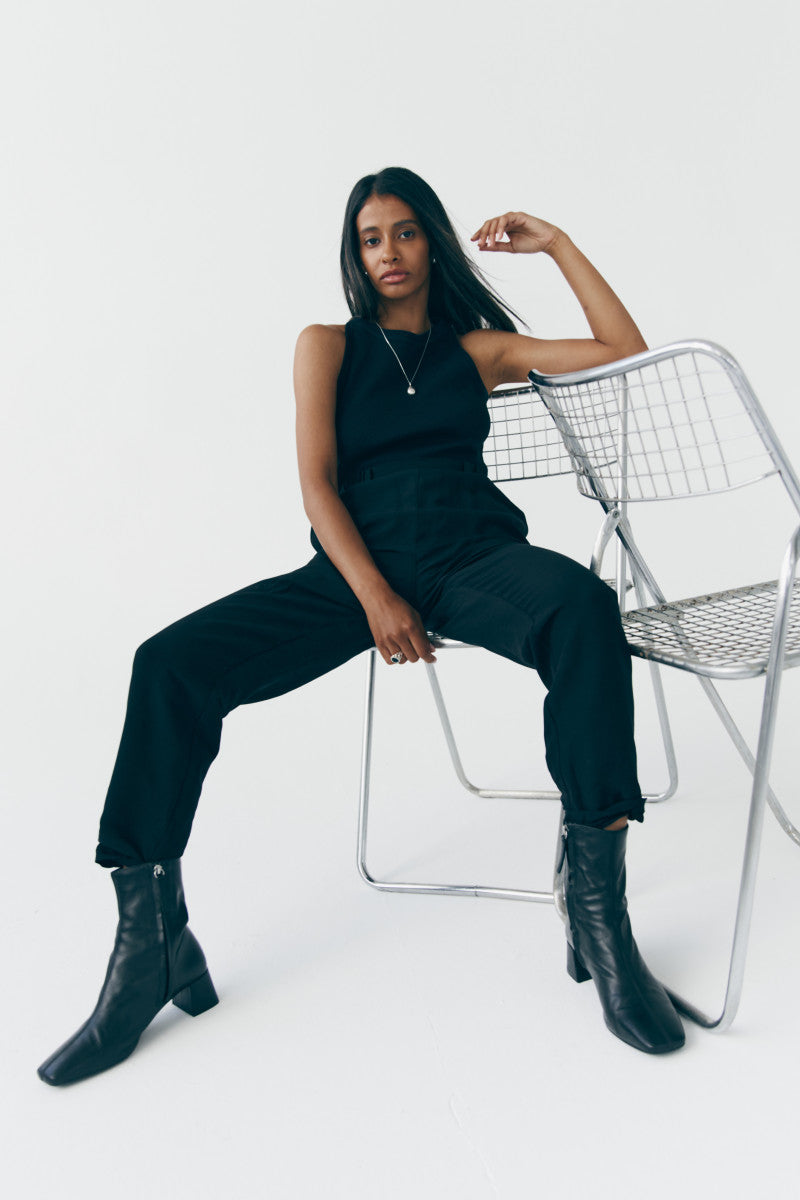 Prążkowany top z dekoltem halter czarny