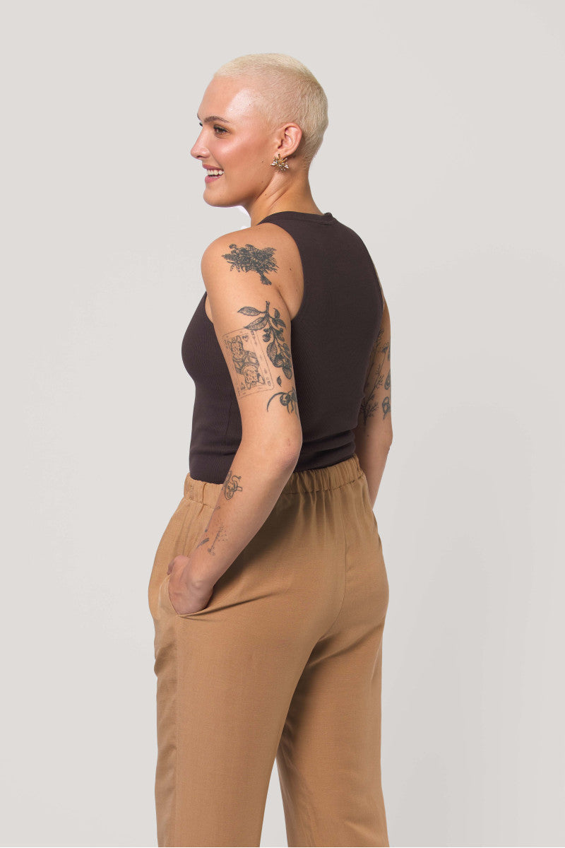 Straight trousers made of rayon and linen with a tie, caramel