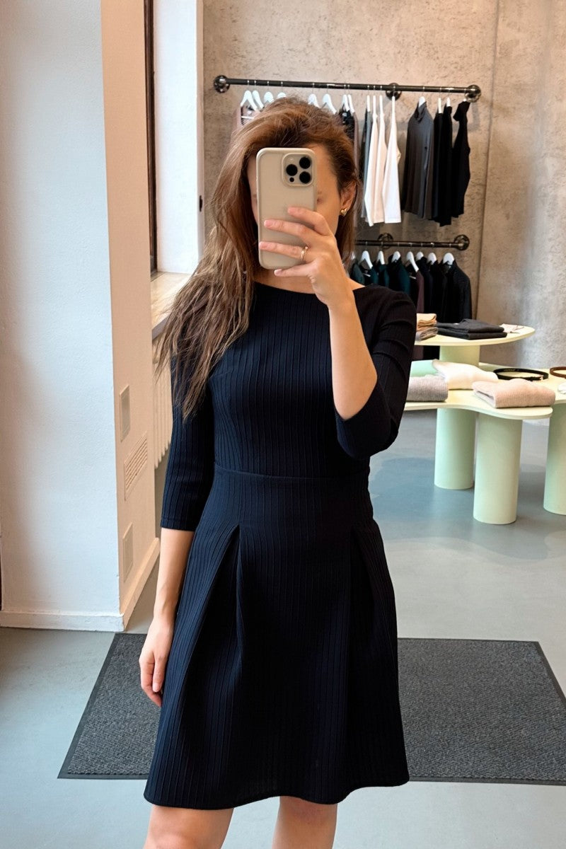 Rozkloszowana wełniana sukienka mini granatowa