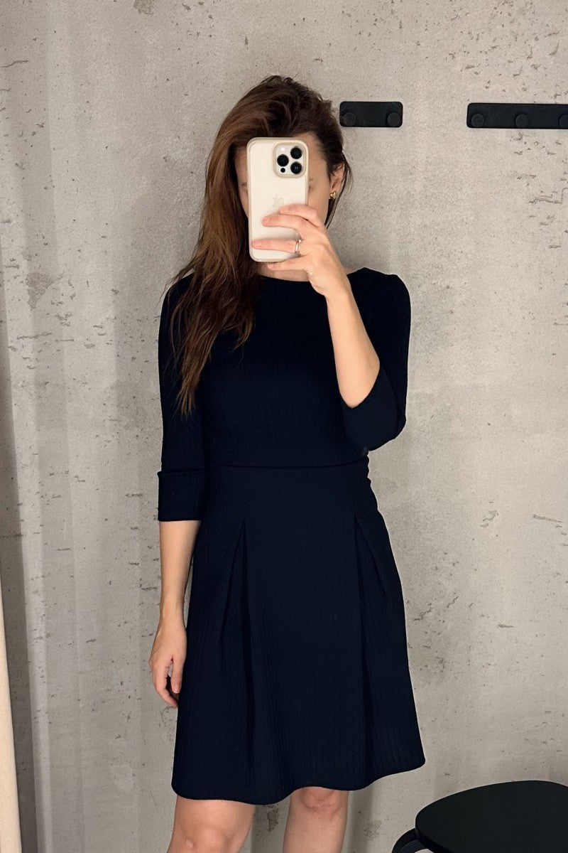 Rozkloszowana wełniana sukienka mini granatowa