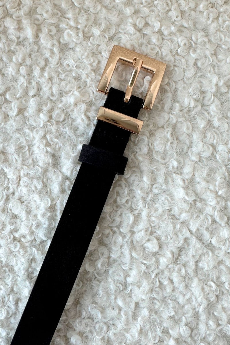 Zamszowy pasek 2 cm z kwadratową klamrą złoty