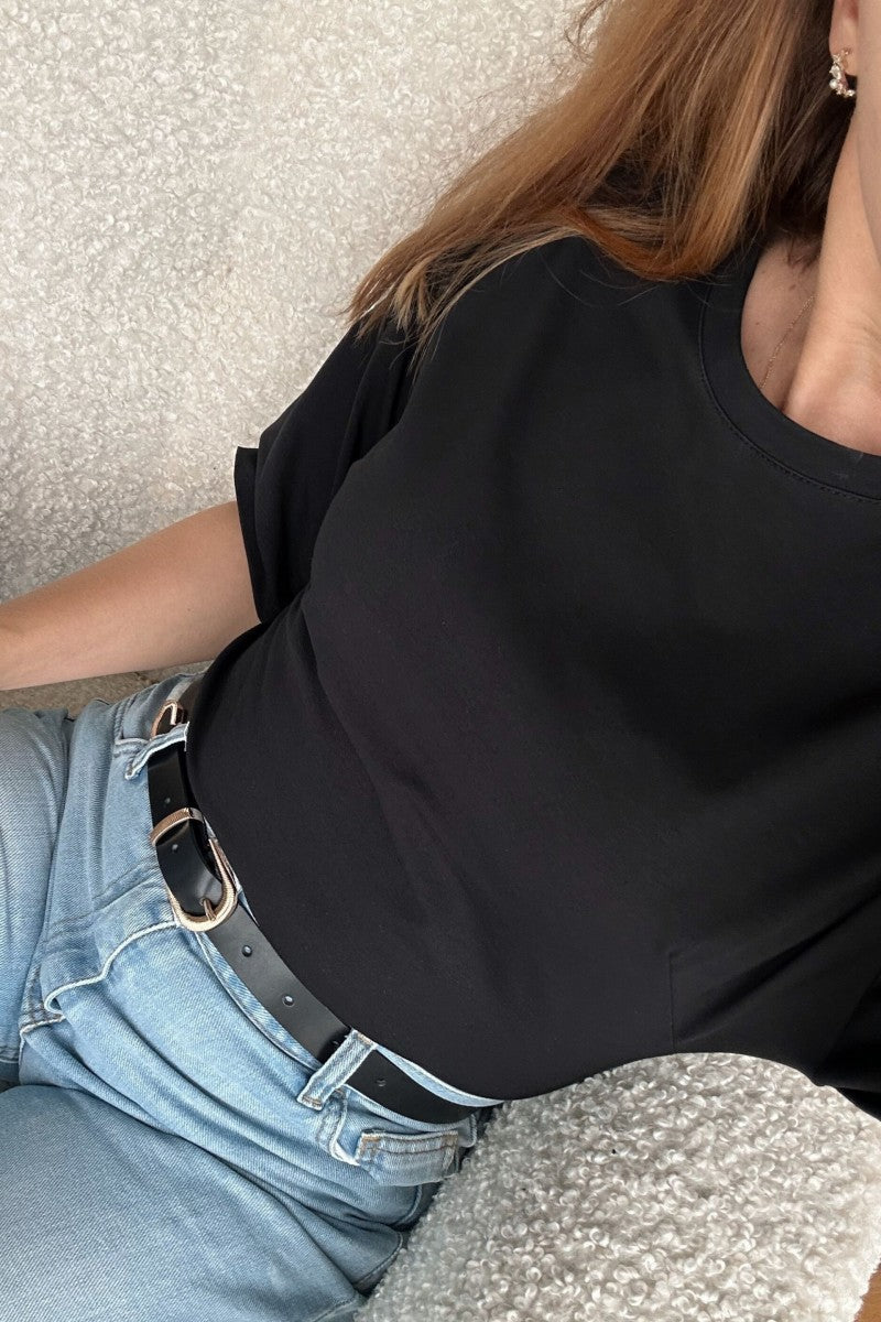 2.5 cm leather belt with a decorative gold buckle