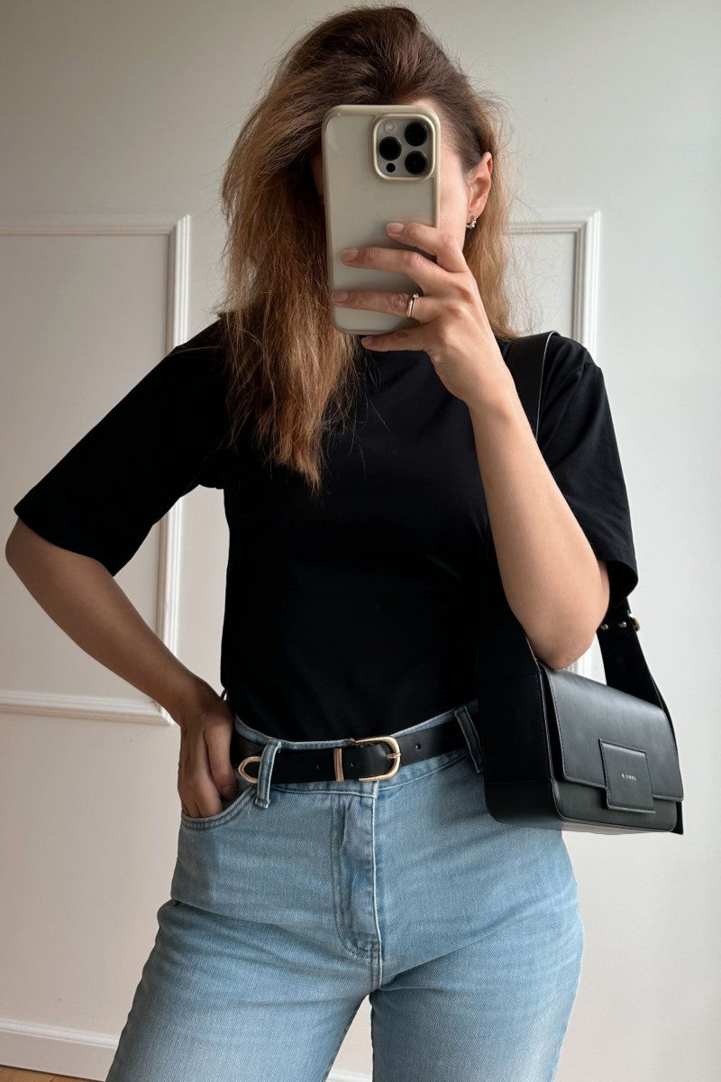 2.5 cm leather belt with a decorative gold buckle