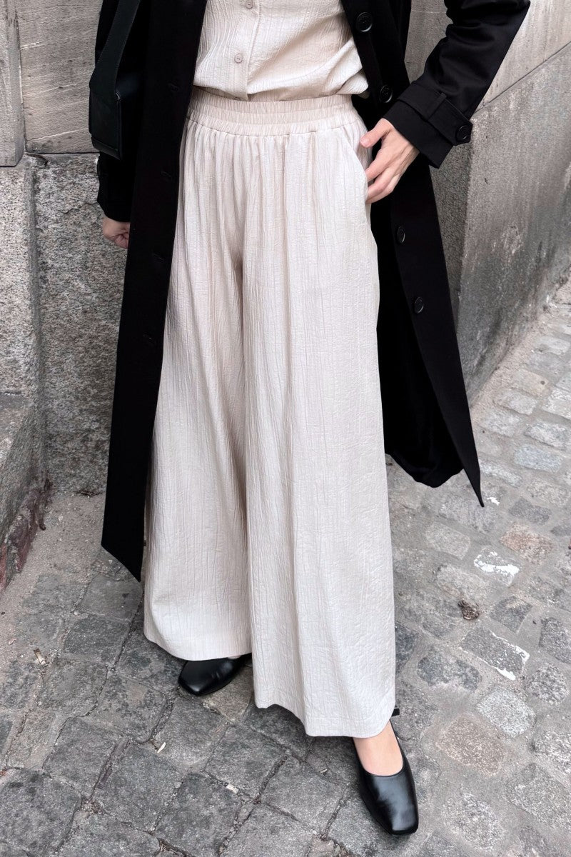 Spodnie na gumie z kreszowanej wiskozy beżowe