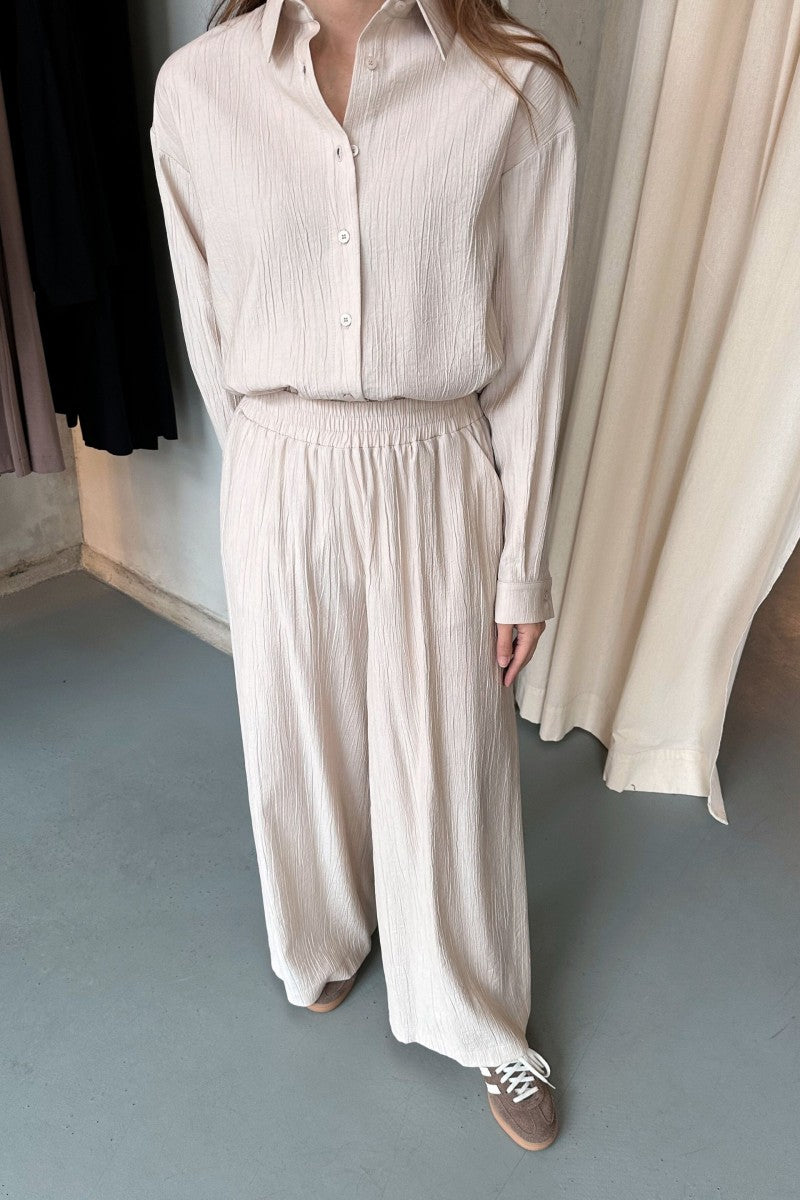 Spodnie na gumie z kreszowanej wiskozy beżowe