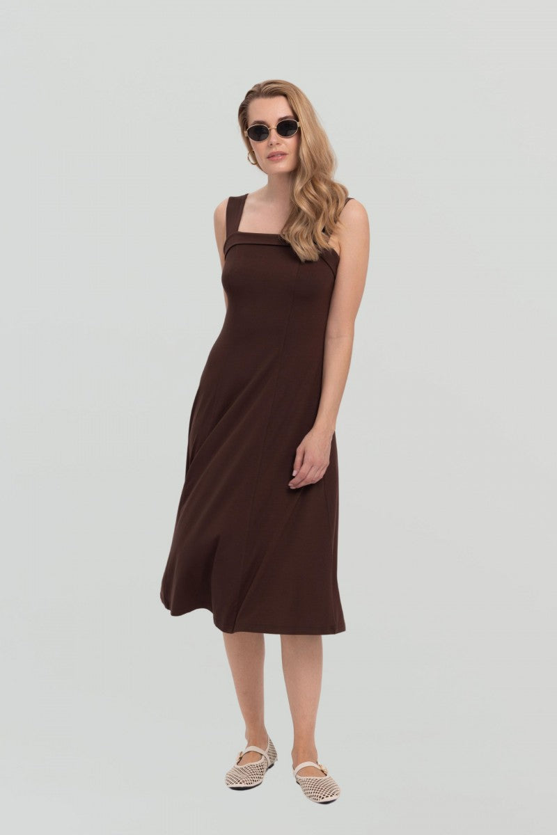 Sukienka midi z kwadratowym dekoltem czekoladowa
