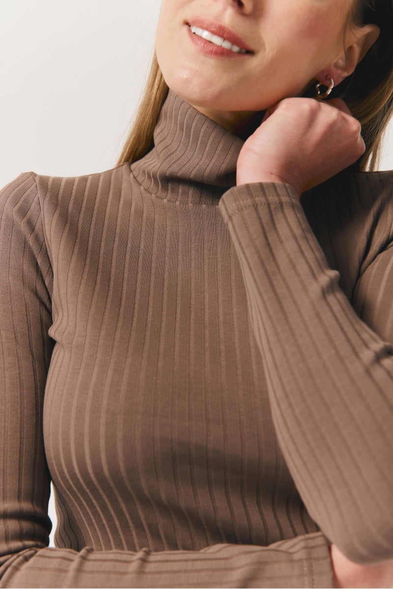 Sukienka mini z golfem z prążkowanej bawełny czekoladowa