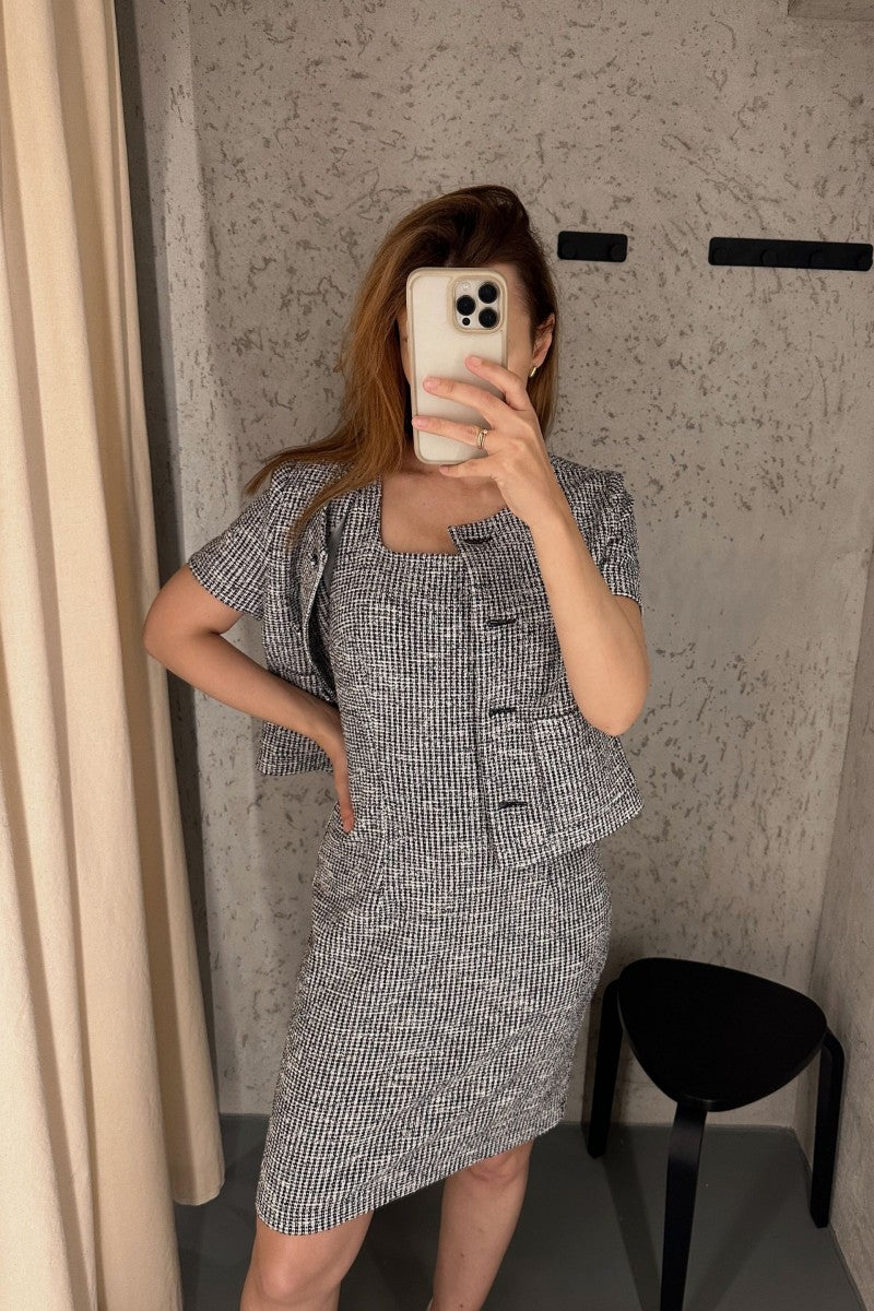 Sukienka na ramiączkach boucle z kwadratowym dekoltem niebieska