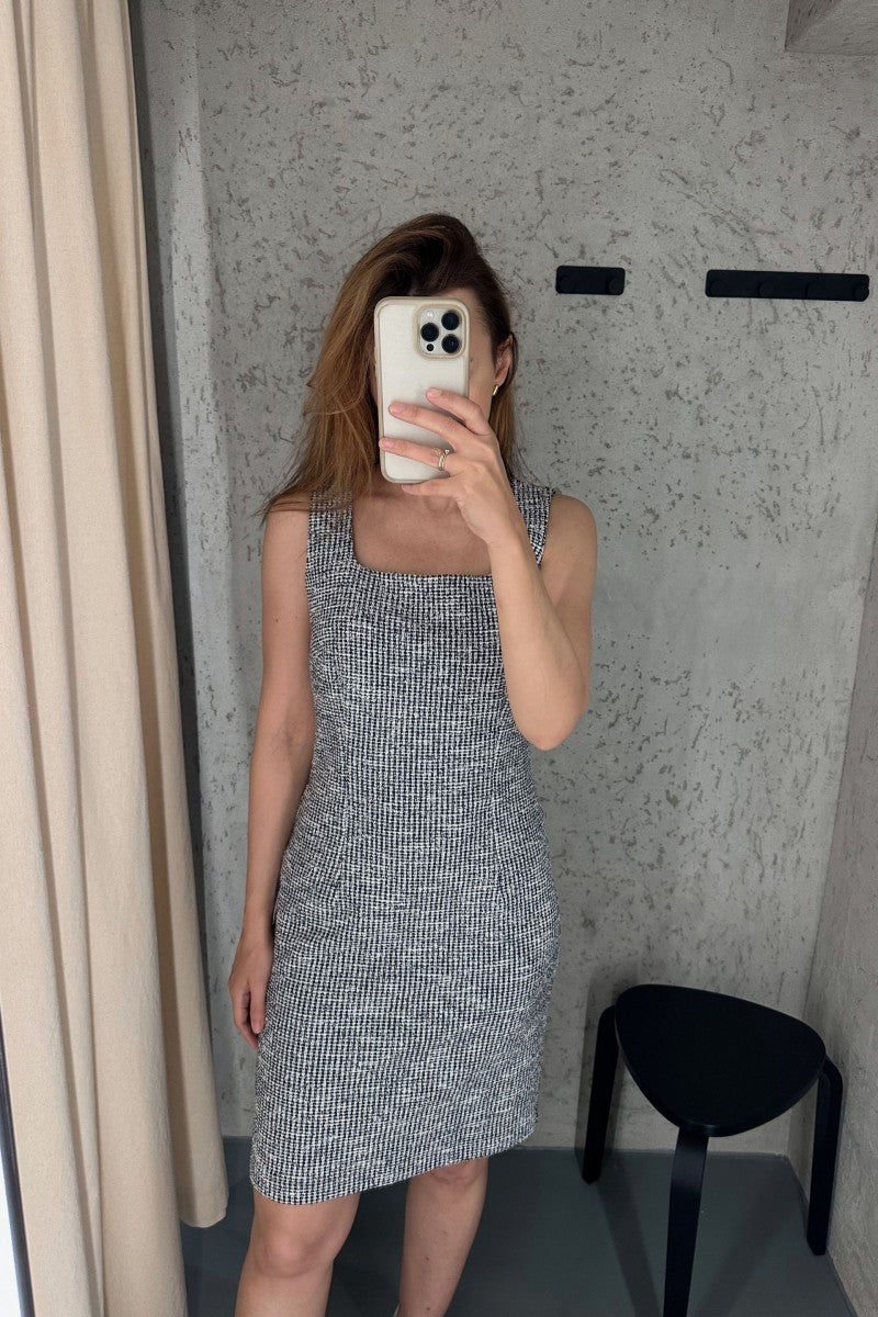 Sukienka na ramiączkach boucle z kwadratowym dekoltem niebieska