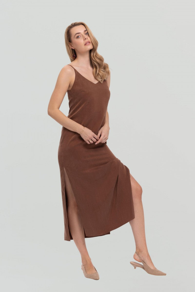 Sukienka na regulowanych ramiączkach z lyocellu głęboki brąz