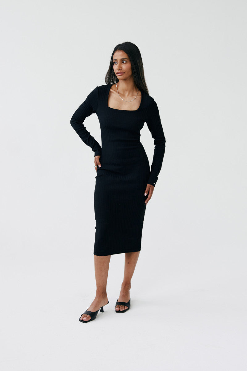 Sukienka z kwadratowym dekoltem czarna