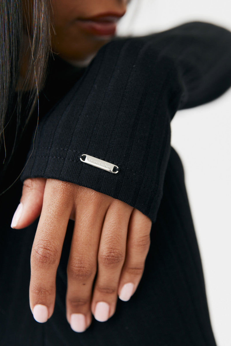 Sukienka z kwadratowym dekoltem czarna