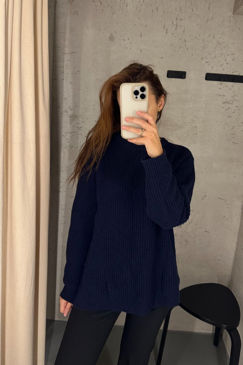 Klasyczny wełniany sweter granatowy