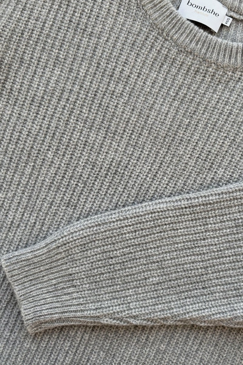 Klasyczny wełniany sweter szary