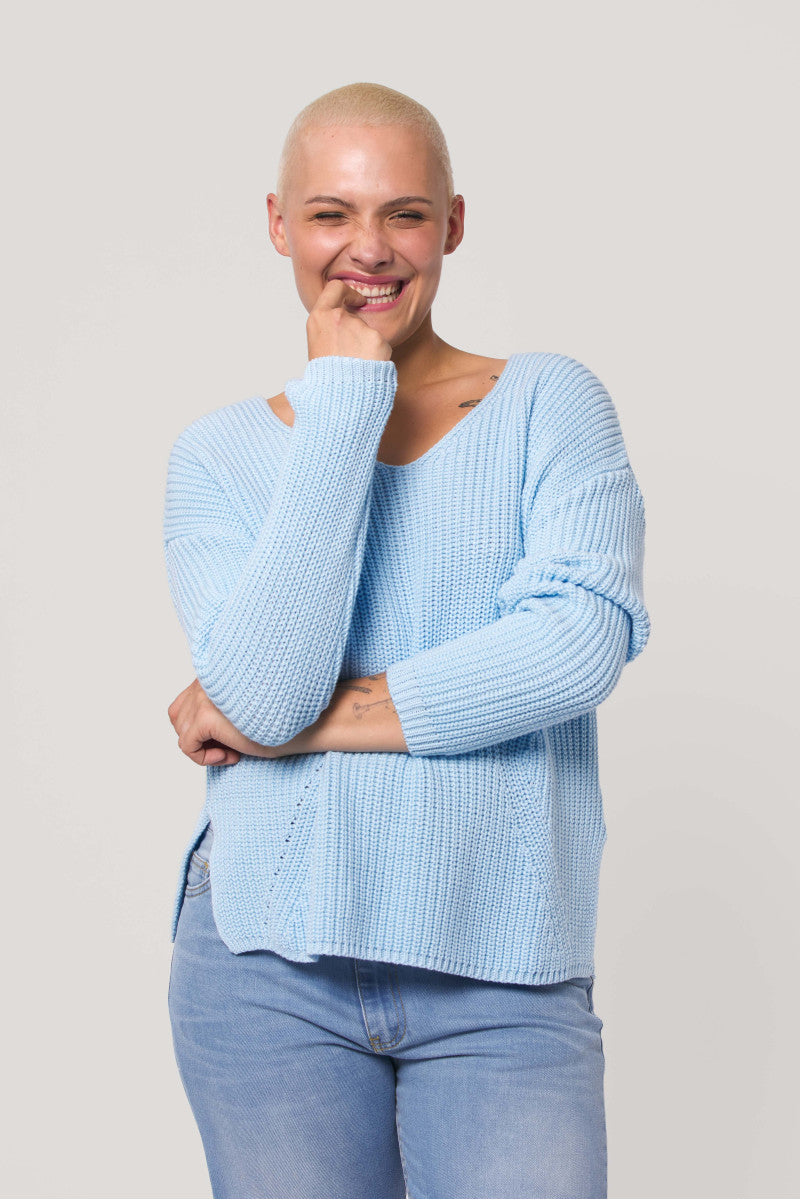 Sweter z bawełny z dekoltem v błękitny