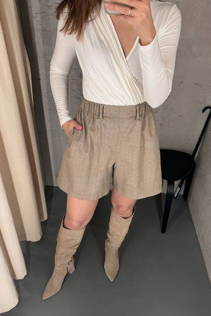 Szorty z wełny merino w jodełkę beżowe