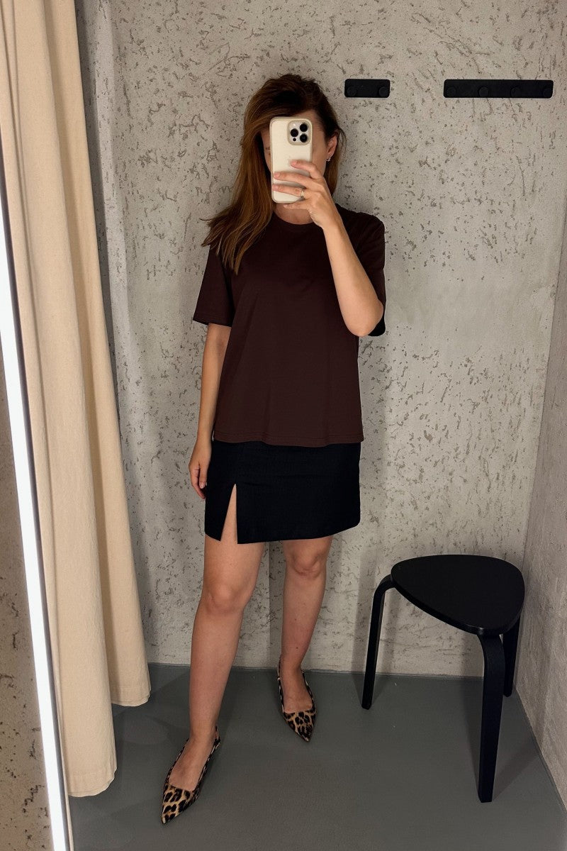 T-shirt basic o pudełkowym kroju czekoladowy