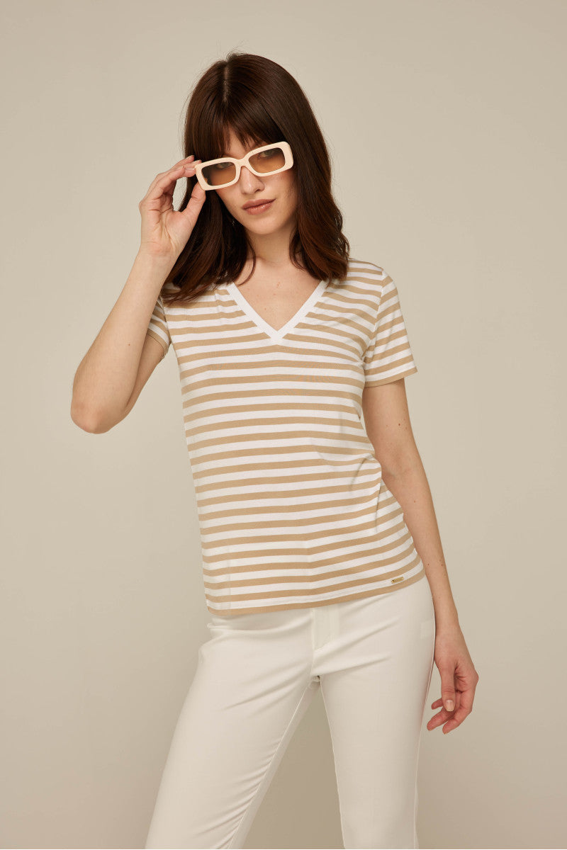 T-shirt z dekoltem v w paski beżowe paski