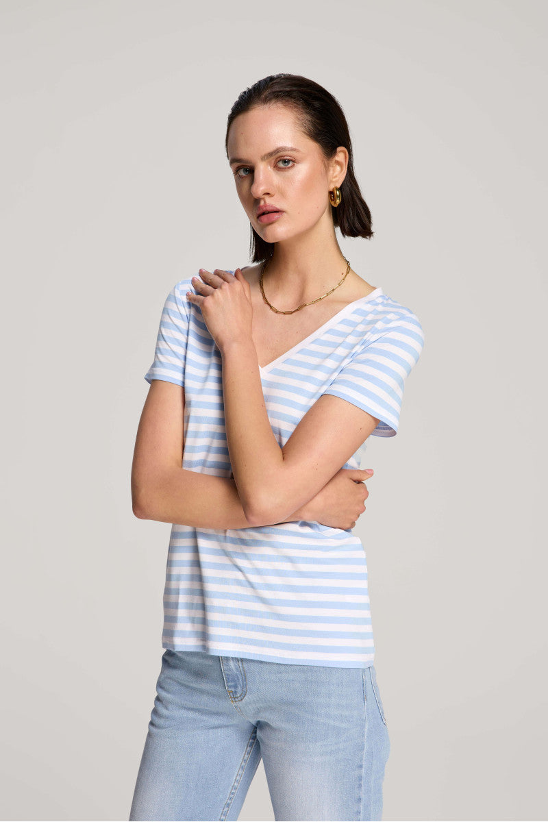 T-shirt z dekoltem v w paski błękitne paski