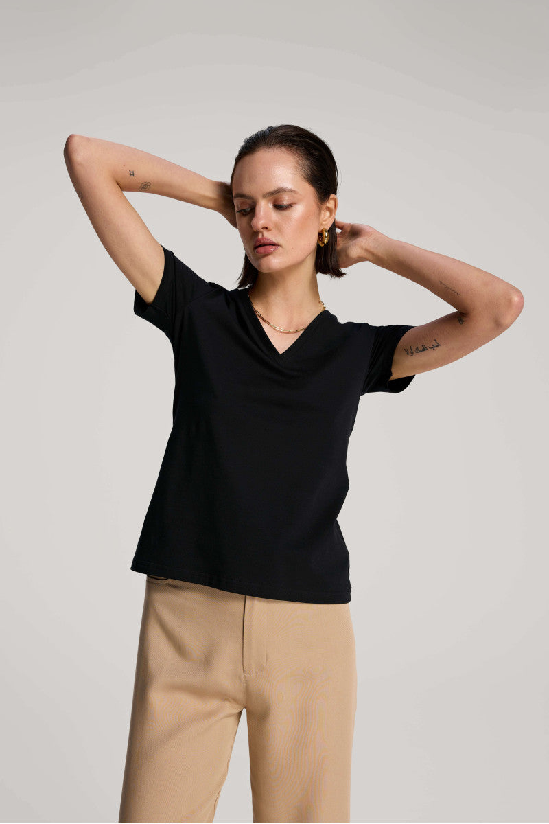 T-shirt z dekoltem v z bawełny supima czarny