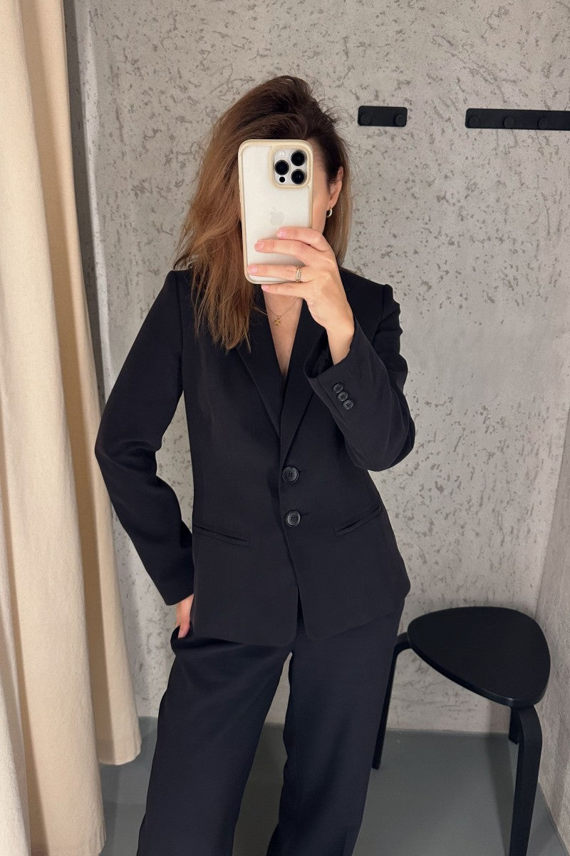 Taliowana marynarka na dwa guziki zgaszony czarna